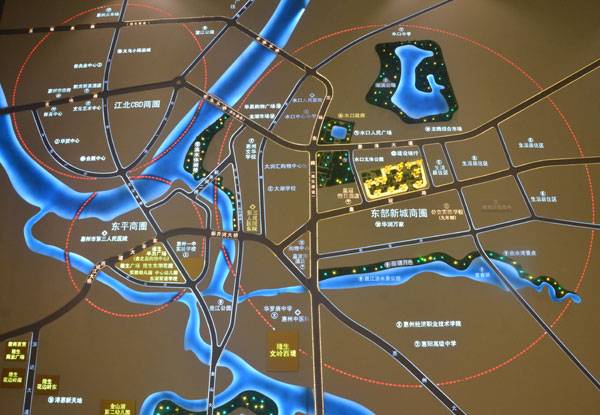 9公里的鹿江瀝水景公園,項目距三環東路及正在修建的機場大道,隆生